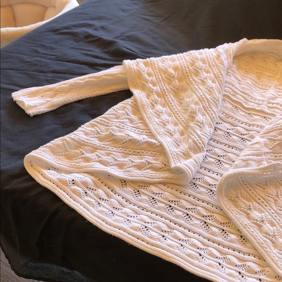Elegant White Cable Knit Sweater - Picture 4 of 12